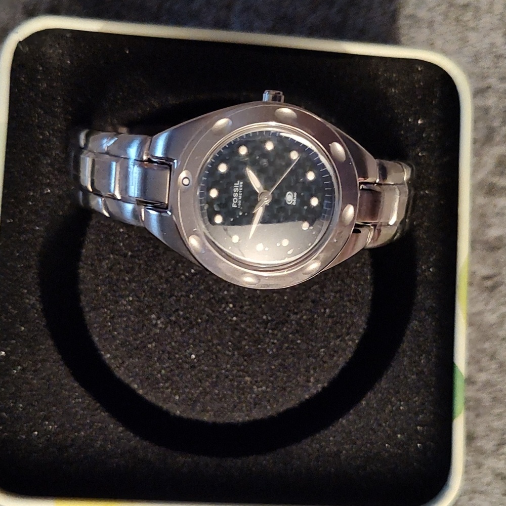 NWT Fossil women's silver watch in tin case
